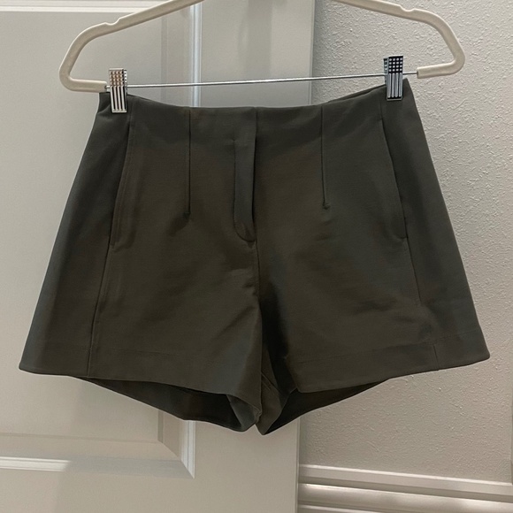 NWOT Lululemon Utilitech Relaxed-Fit High-Rise Short 3.5" Olive Green (Size 2) - Picture 2 of 5